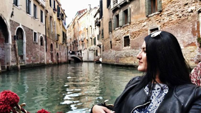 perfect-gondola-ride-at-the-tiny-canals