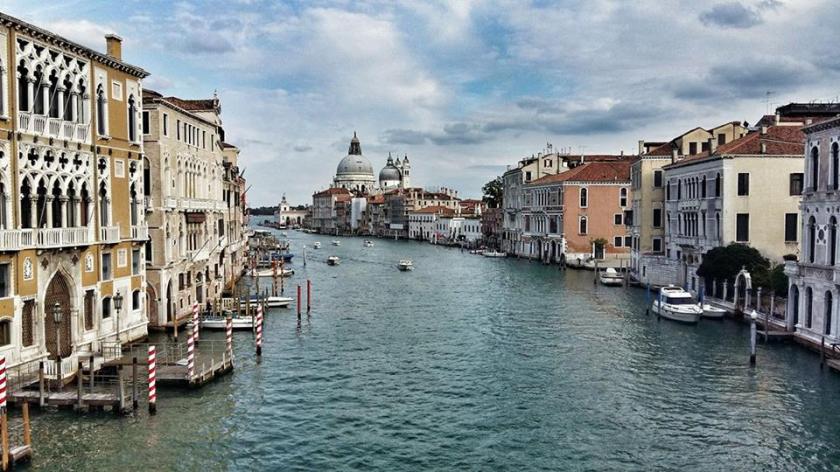 perfect-view-from-accademia-bridge-to-grand-canal-and-santa-maria-delle-salute